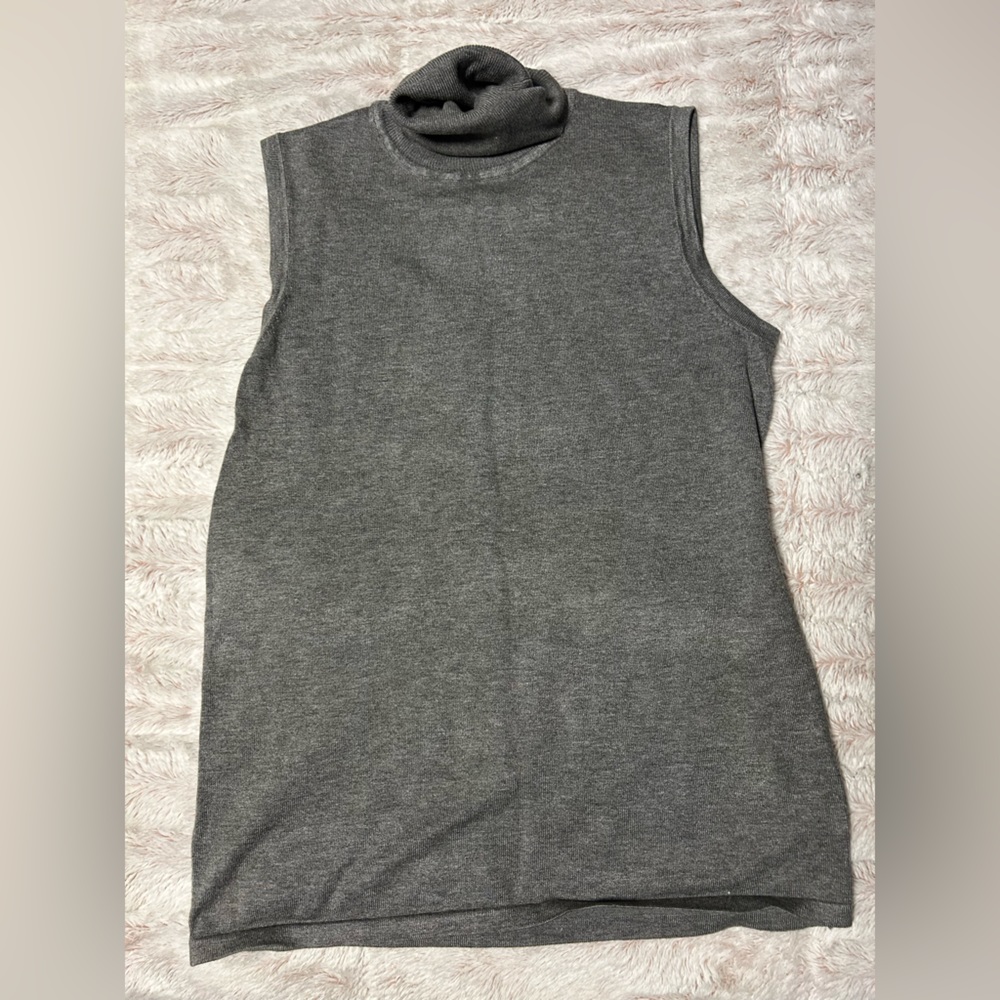 Form fitting sleeveless turtle neck